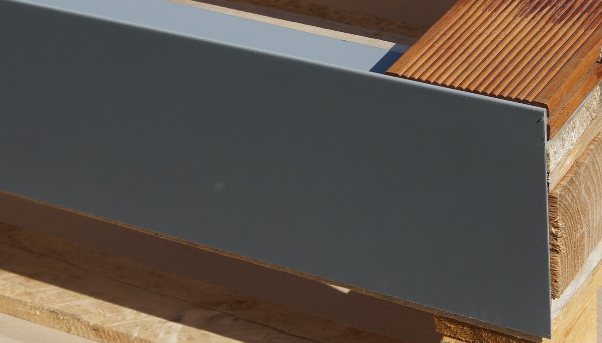 Ukončovací profil pro dřevěné nebo WPC terasy 200 mm (šedá RAL 7001)